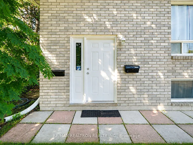 414 The Queensway Rd S — Photo 2