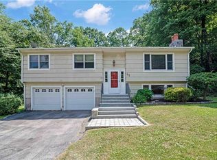 61 Village Dr, Shelton, CT 06484