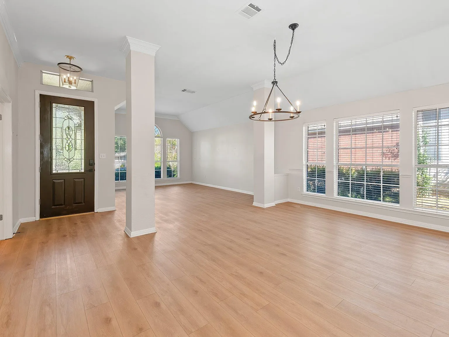 4 bed, 2.0 bath, 2567 sqft, $3,200 — Photo 2