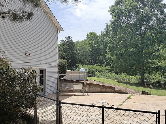 3rd image of 131 Osco Dr