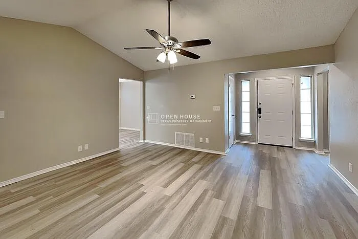 3 bed, 2.0 bath, 1588 sqft, $2,090 — Photo 4