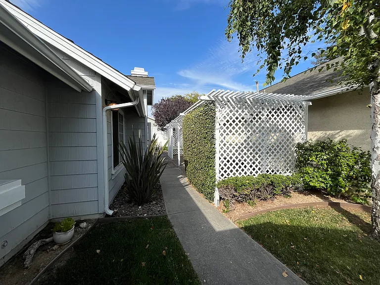 989 Bluebell Way — Photo 32