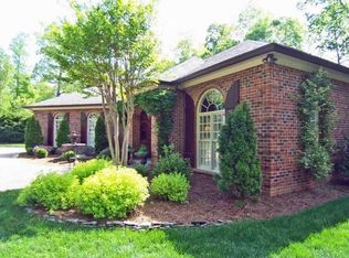 6 Loch Ridge Ct, Greensboro, NC 27408