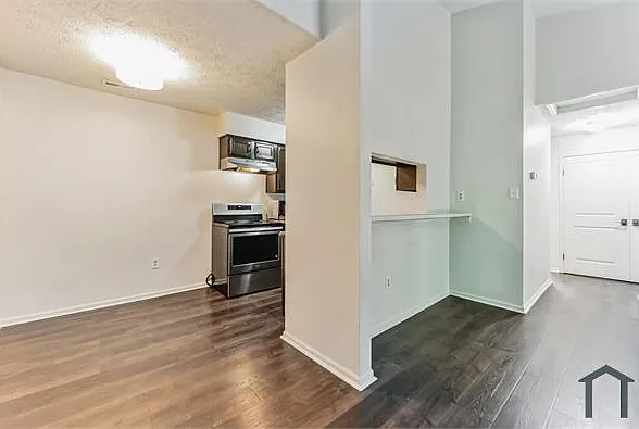 2 bed, 843 sqft, $1,910 — Photo 2