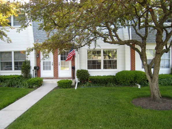 855 Country Club Dr APT E, Libertyville, IL 60048
