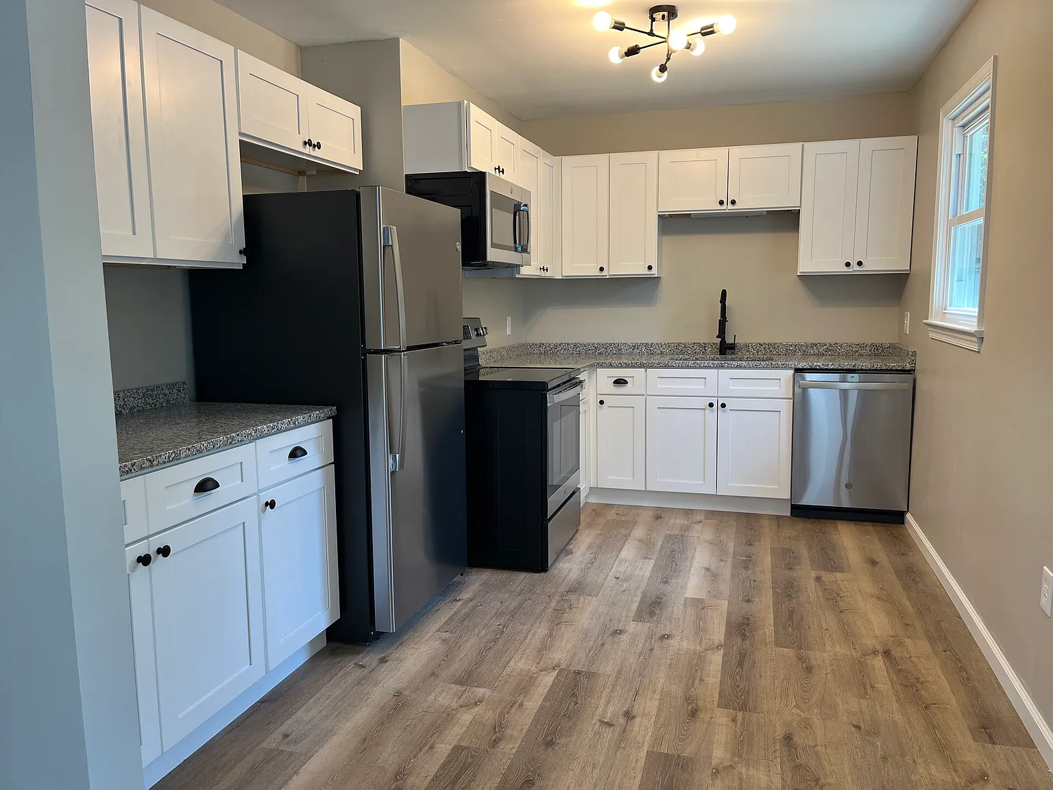 3 bed, 1200 sqft, $2,100 — Photo 2