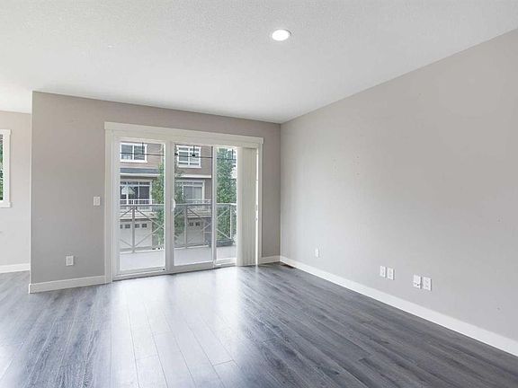 4th image of 905 N Skyview Ranch Grv NE