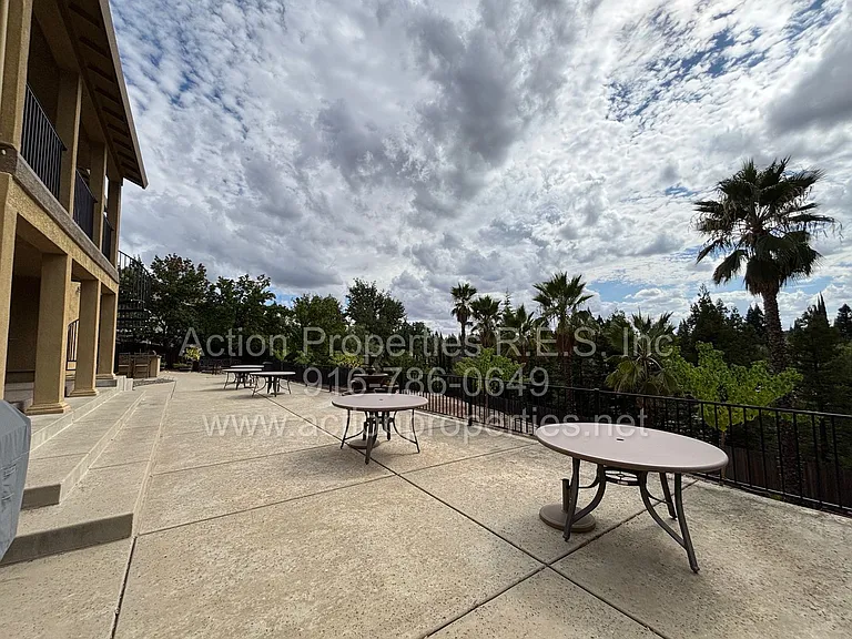 4726 Abbey Hl — Photo 31