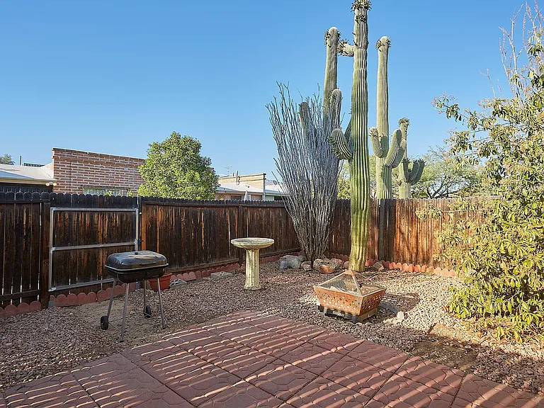 3906 N Stone Ave — Photo 13