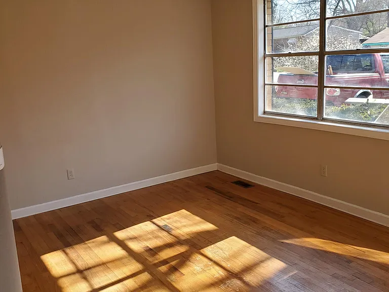 318 Blossom Dr — Photo 5