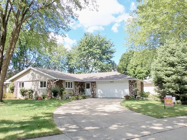 609 Fairlane Dr photo 1
