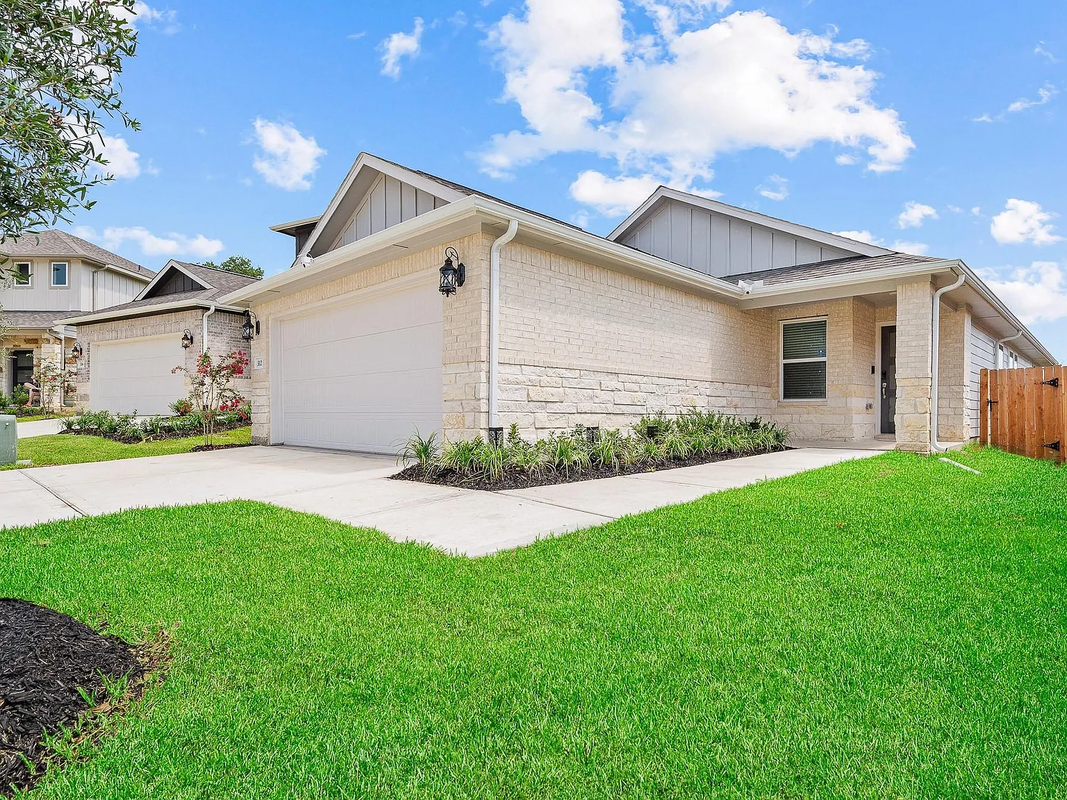 4 bed, 2.0 bath, 1565 sqft, $1,975 — Photo 2