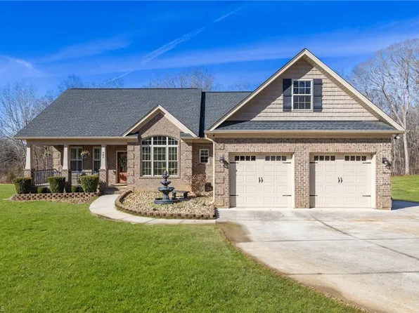 485 Trenton Ln, Thomasville, NC 27360