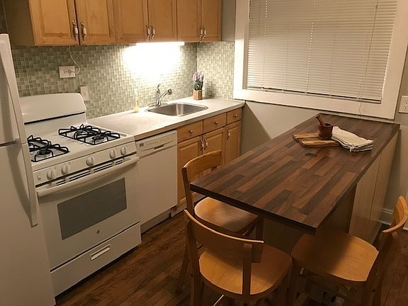 4th image of 1831 W Melrose St #1