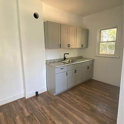 4th image of 1023 Clover St #25