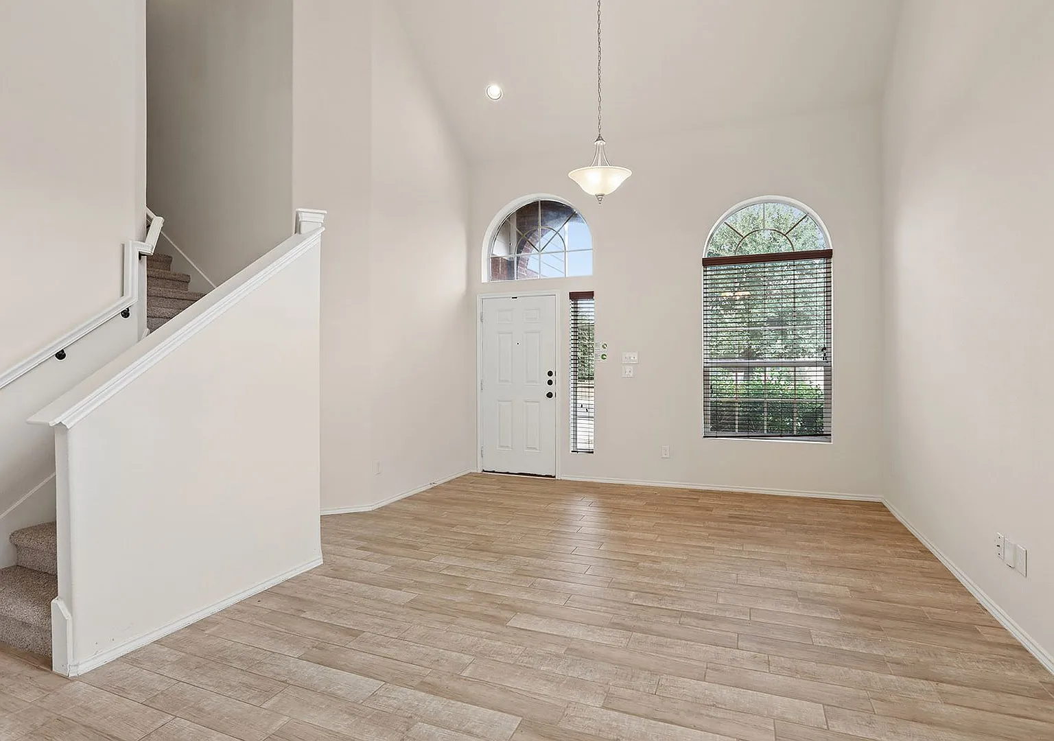 Beautiful 3 bedroom, 2.5 bathroom home in Manor — Photo 3