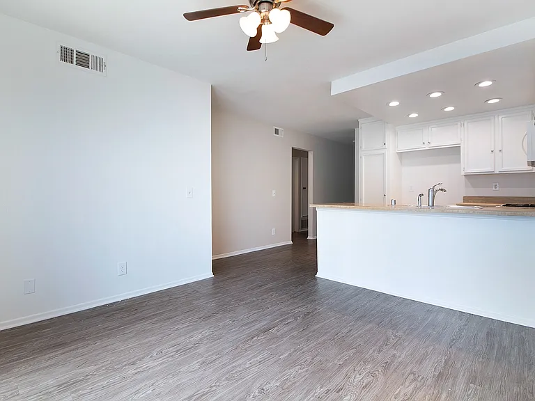 Los Timbres Street Duplex — Photo 8