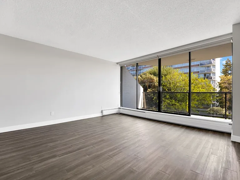 425 Simcoe St — Photo 5