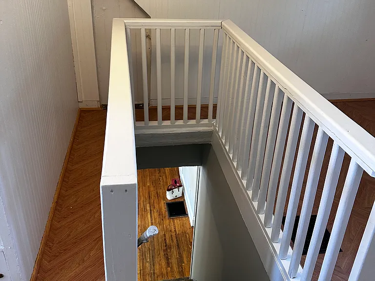 stairs from loft/upper bedroom