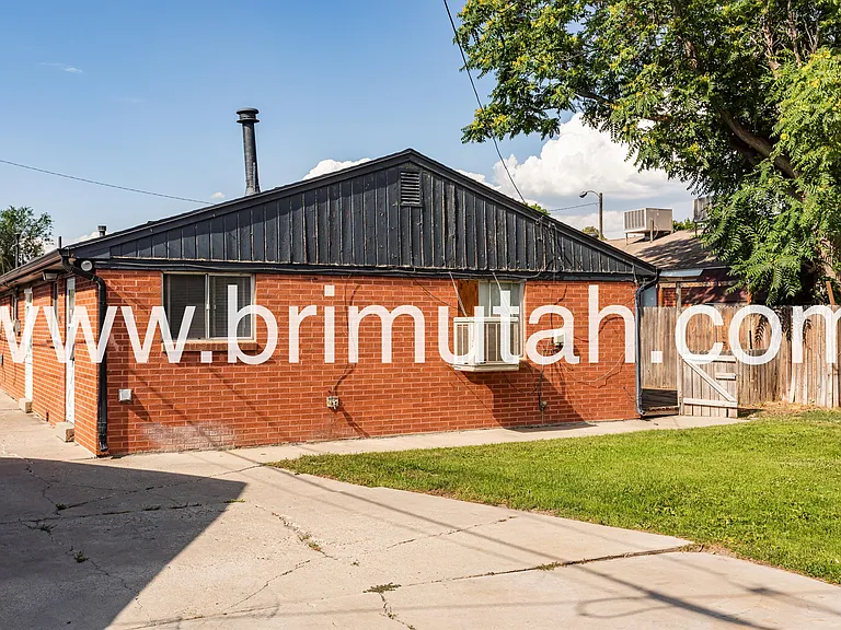 410 E Welby Ave — Photo 18