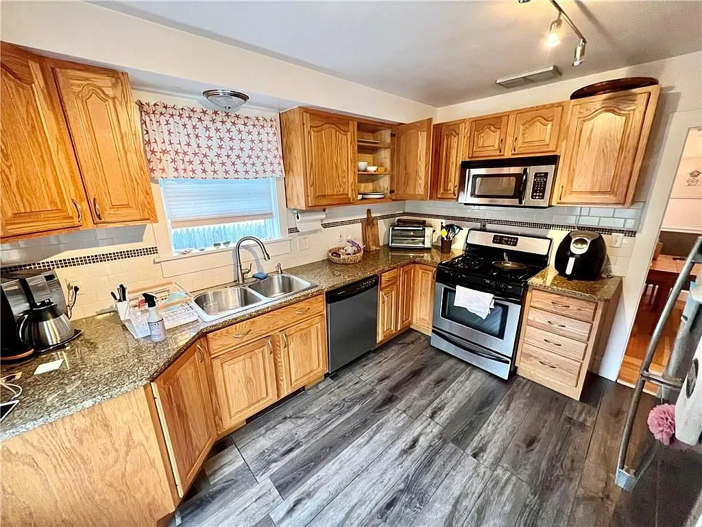 3 bed, 1.0 bath, 1475 sqft, $3,000 — Photo 3