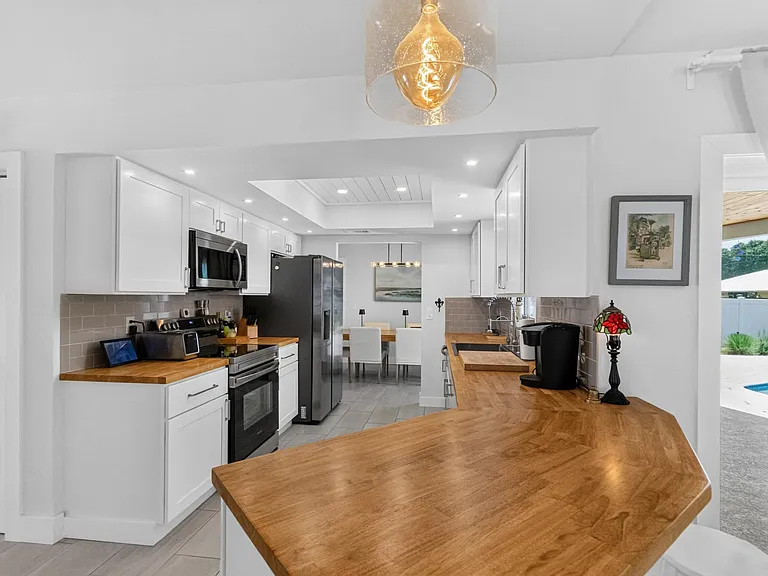 272 SW Fairchild Ave — Photo 10