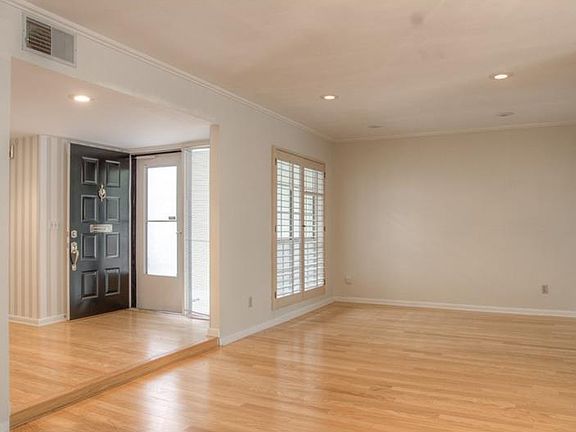 4th image of 13916 Clubhouse Cir #8