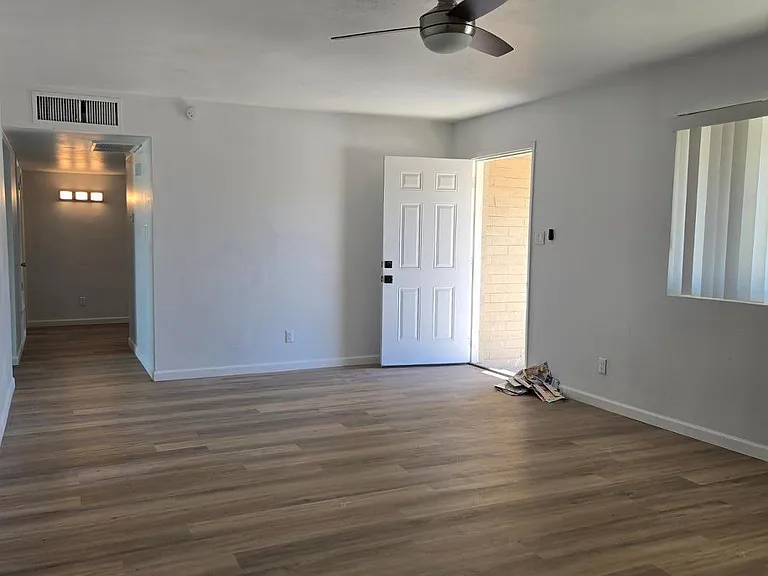 620 E Broadway Ln — Photo 2