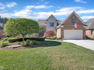 28020 Norcross Dr, Harrison Township, MI