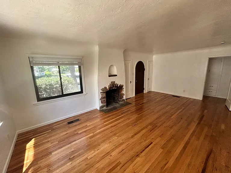 225 Sunset Blvd — Photo 9