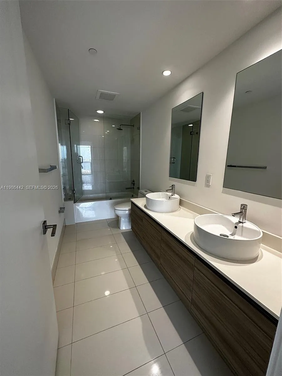 Building Photo - 121 NE 34th St #2707