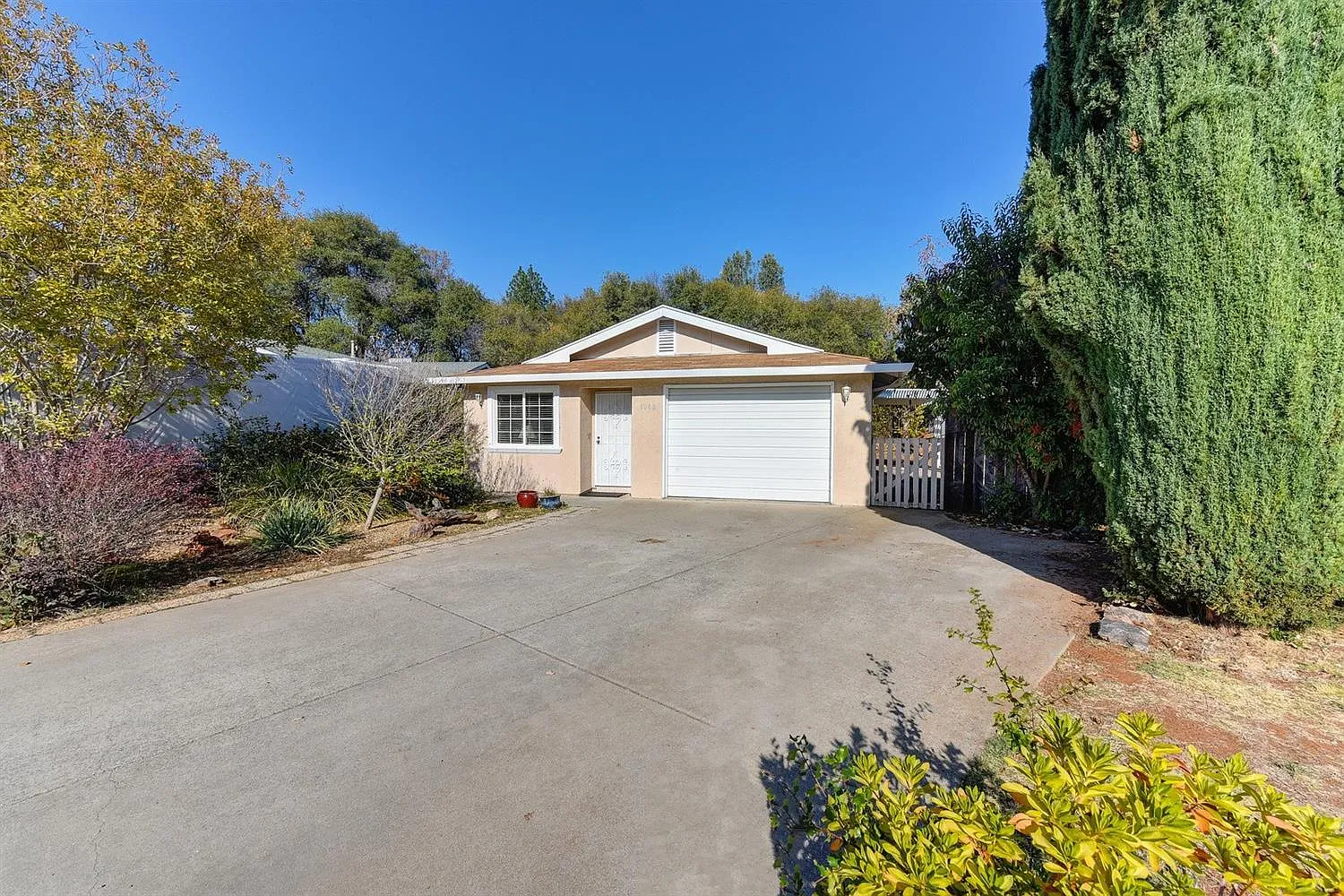 1060 Sierra View Cir photo 1