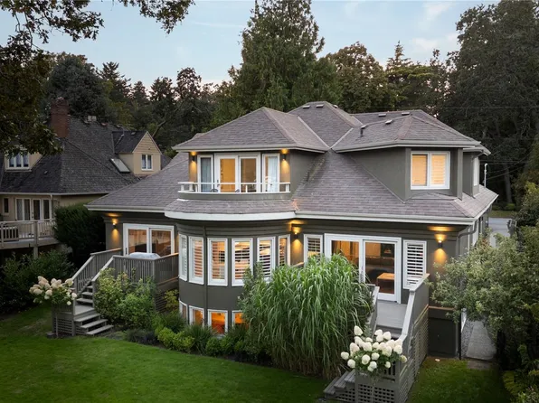 683 Mountjoy Ave, Oak Bay, BC V8S 4K8