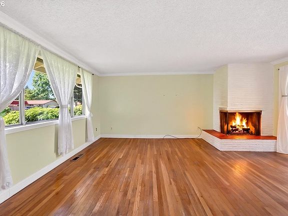 4th image of 14996 SE Caruthers Ct