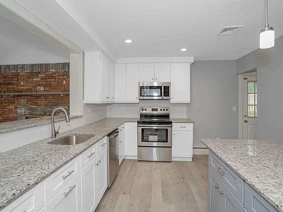 5th image of 74 Woodview Ln