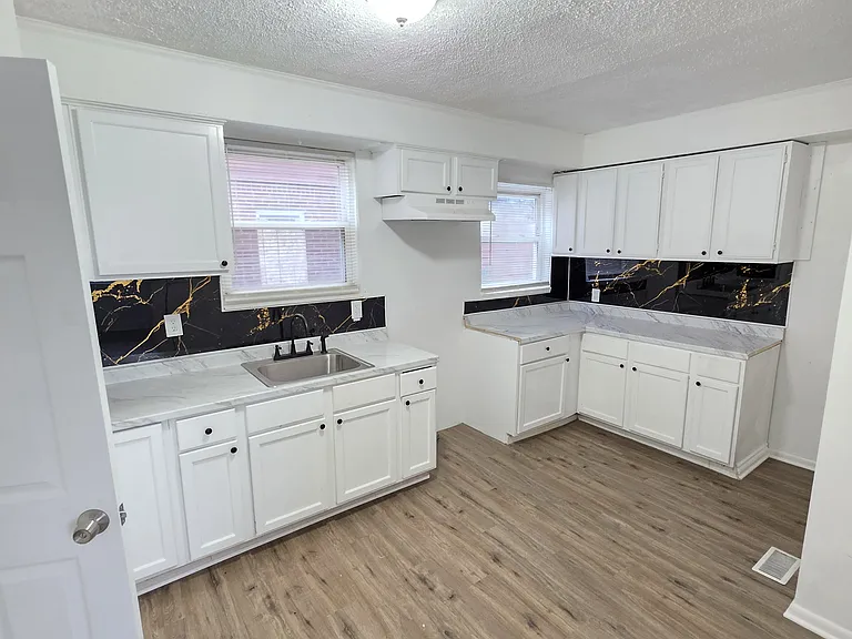 15763 Robson St — Photo 9