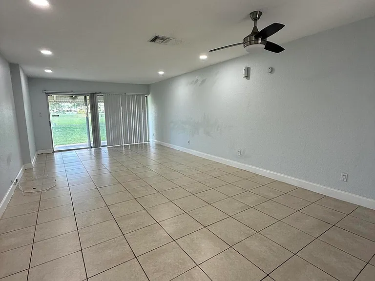 9640 NW 65th St #D10 — Photo 10