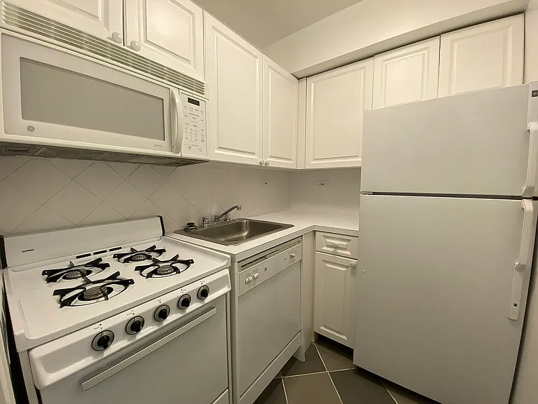 340 E 51st St #1J — Photo 4