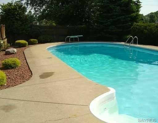 4th image of 18 Rushford Ln