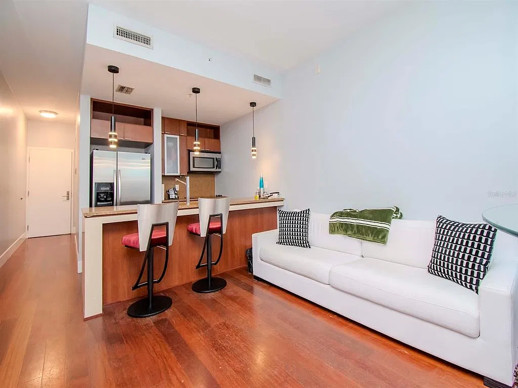Studio, 1.0 bath, 606 sqft, $2,100 — Photo 2