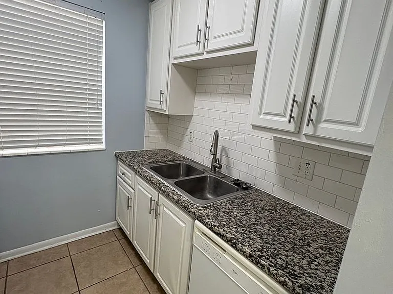 623 N Bay St #10 — Photo 4
