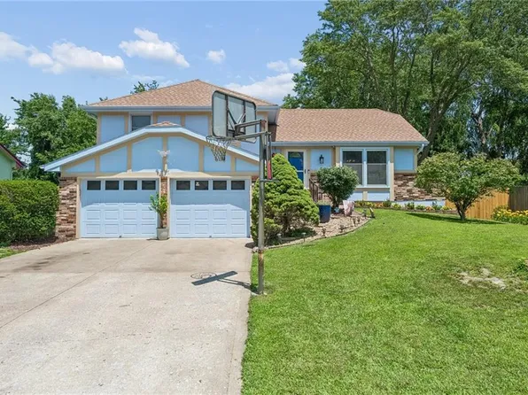 1813 Place Liberte Dr, Liberty, MO 64068