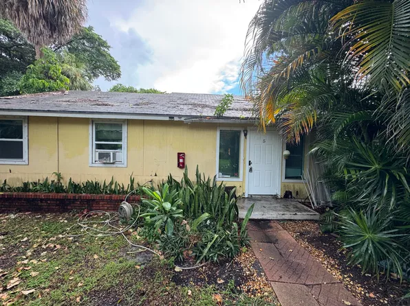 8975 Burma Rd, West Palm Beach, FL 33403