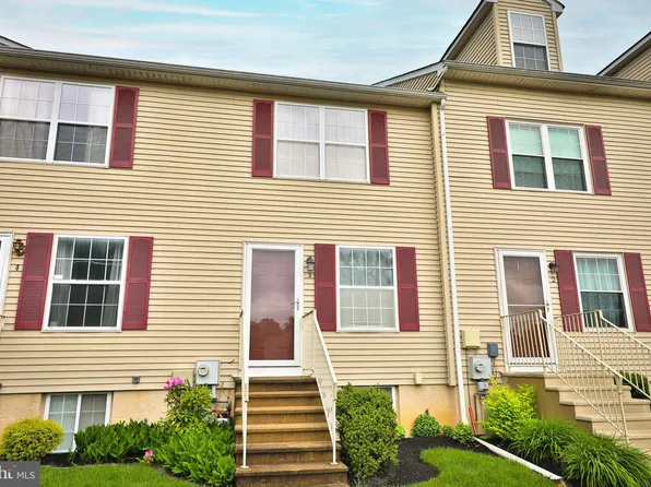 3 Carriage Knoll Ct, Langhorne, PA 19047