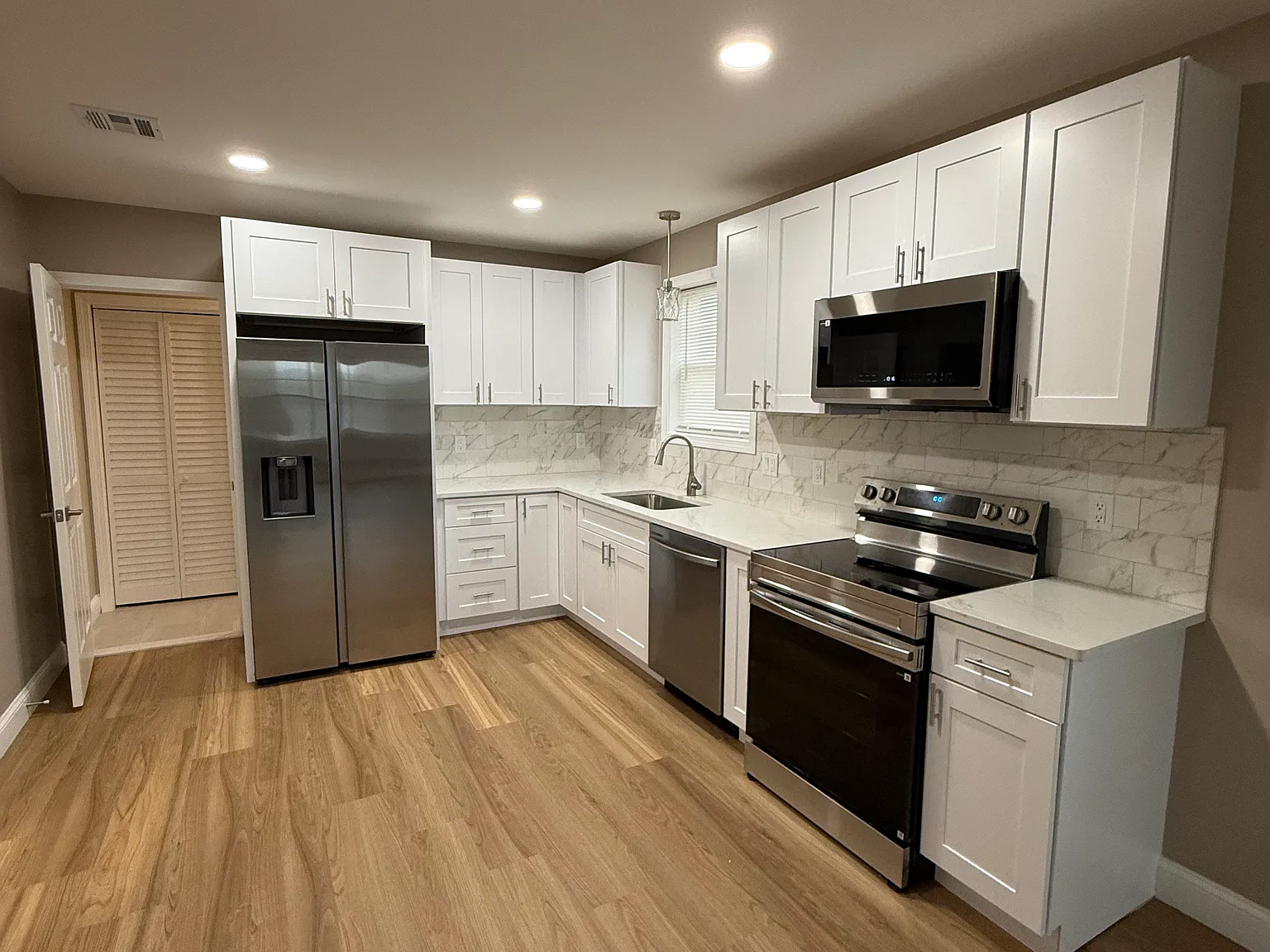 3 bed, 1.5 bath, 1400 sqft, $2,600 — Photo 2