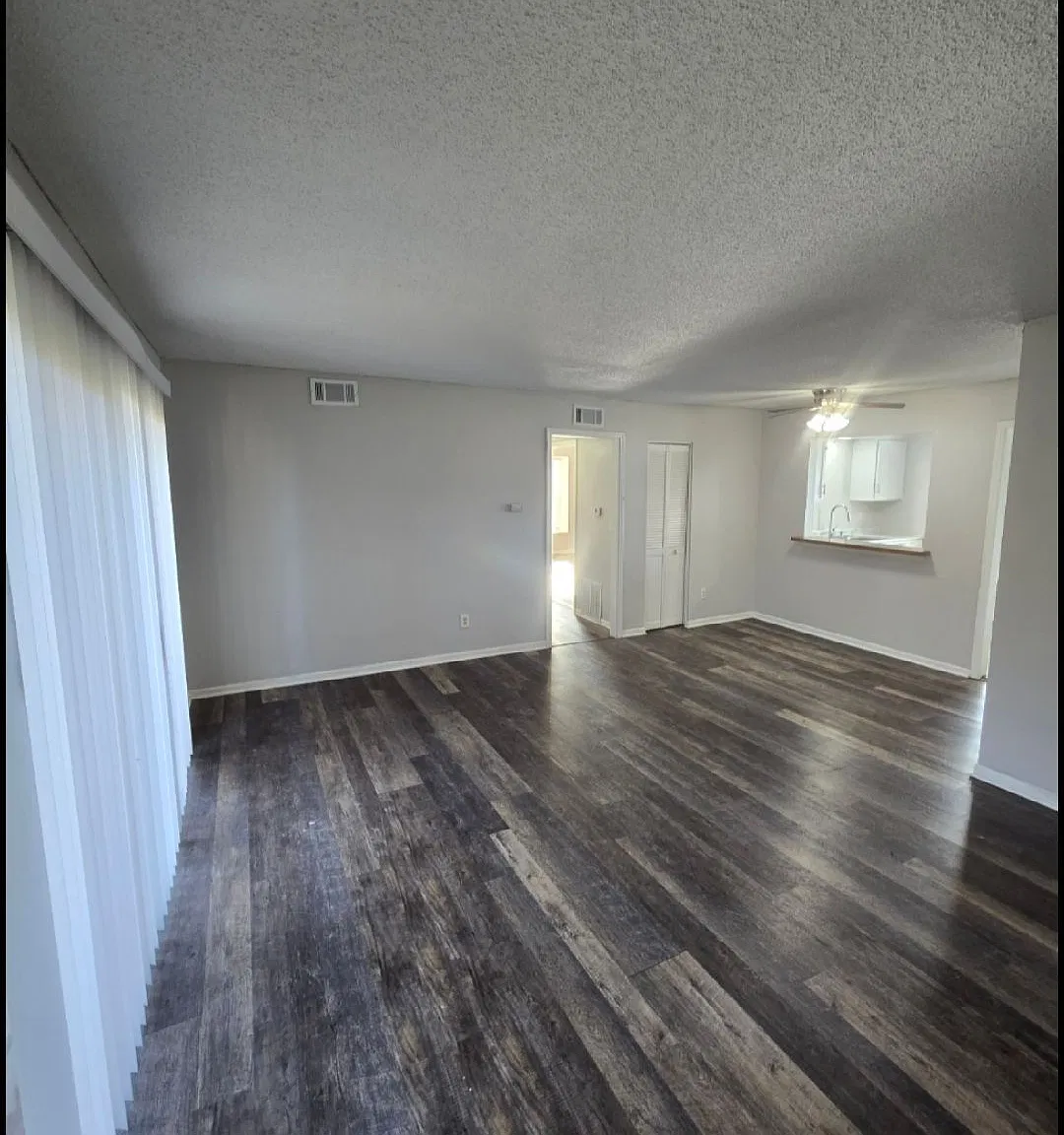 2 bed, 1.0 bath, 1100 sqft, $990 — Photo 4