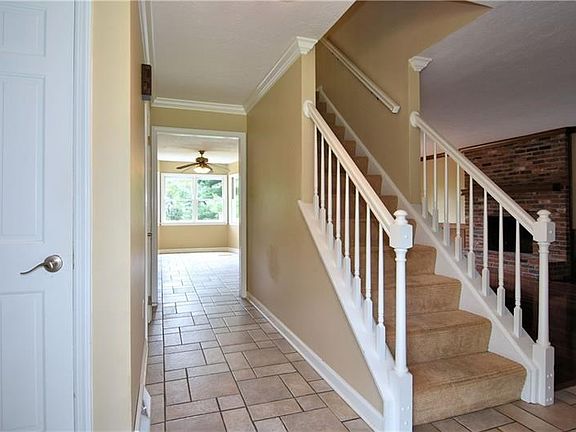 Inviting Entry.  Brilliant Sunshine from every room.  Nice ceramic tiled floors.