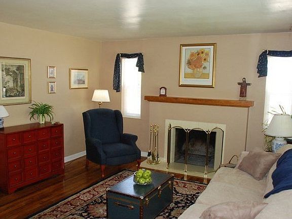 3rd image of 2562 E Simpson Ave