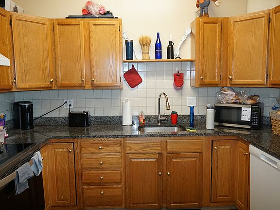 5th image of 170 Middleboro Ave #1