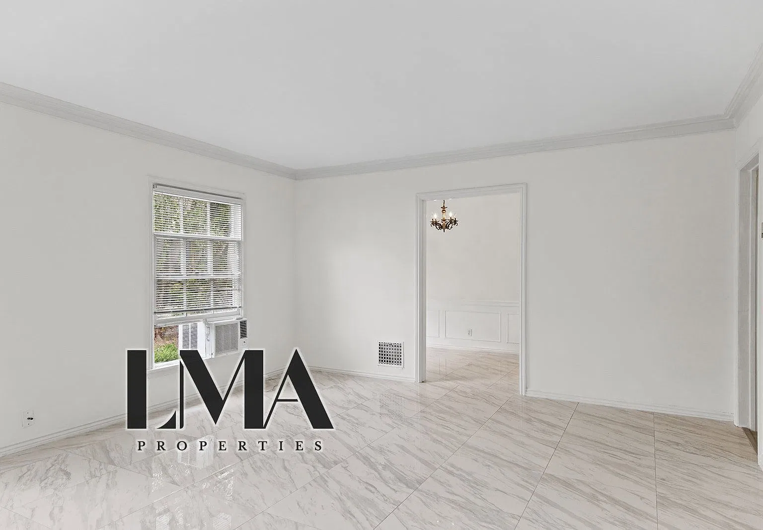 136 S Roxbury Dr — Photo 3